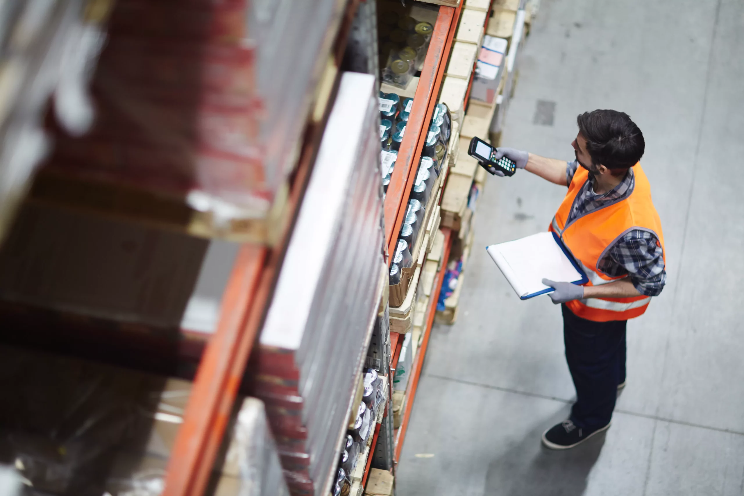 Homme travail logistique dans entrepôt